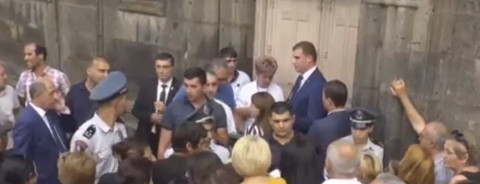 Փաշինյանի թիկնապահները հսկում են եկեղեցու մուտքը` ներս չթողնելով ոչ ոքի