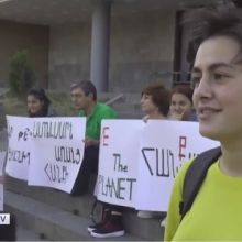 «Ամուլսարն՝ առանց հանքի»․ տոնական Գյումրիում նաեւ ցուցարարներ կային