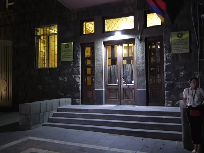 ՈՒՂԻՂ. Գագիկ Խաչատրյանի պաշտպանների ճեպազրույցը ԱԱԾ–ի դիմաց