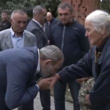 Փաշինյանը Վահան գյուղում համբուրեց զոհված ազատամարտիկի մոր ձեռքը