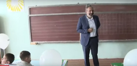 Ինչ նվեր էր տարել Փաշինյանը Վահան գյուղի առաջին դասարանցիներին