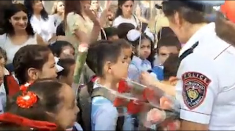 Երեւանում ոստիկանները ծաղիկներ են բաժանում դպրոցականներին