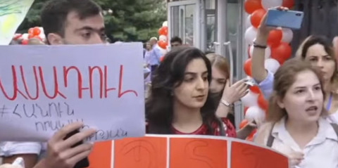 Հայրապետյա՛ն, ռեկտո՛ր. Տնտեսագիտականի մի խումբ ուսանողներ դասադուլ են անում