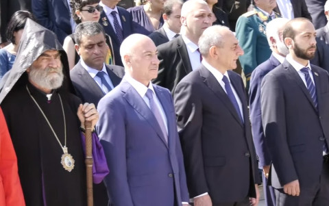 Երթ Արցախում. Հայաստանի և Արցախի քաղաքական վերնախավը հարգեց զոհվածների հիշատակը