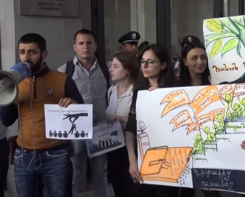 Ձեզ սրբի տեղ չդնեք, թե չէ ձեզնով կզբաղվենք. Տնտեսագիտականի ուսանողները զգուշացնում են