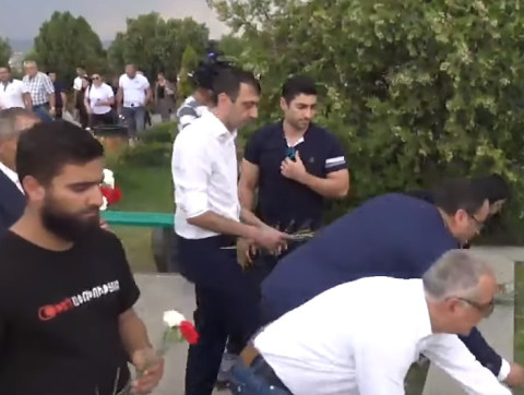 Քոչարյանի աջակիցները նրա անունից «Եռաբլուրում» հարգանքի տուրք մատուցեցին ազատամարտի զոհերի հիշատակին