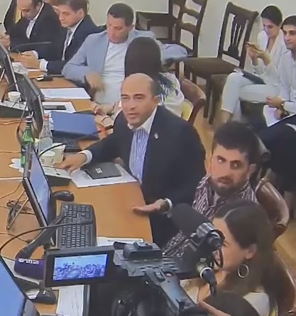 Մեզ խփե՞նք, որ չենք ճանաչում. Մարուքյանը վիճեց «Իմ քայլի» պատգամավորի հետ
