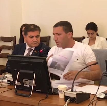 Համբուրվող տղամարդի՞կ, թե՞ ավանդական ընտանիք. թեժ քննարկում ԱԺ–ում