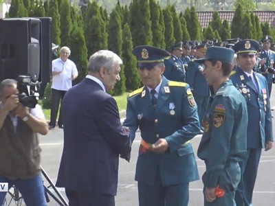«Հավեսի չընկնեք հանկարծ». Ֆելիքս Ցոլակյանը վթարի ենթարկված ԱԻՆ աշխատակիցներին մեքենա նվիրեց