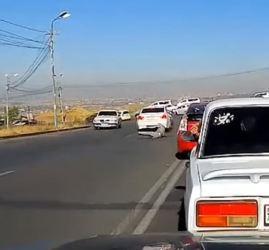 Արտակարգ դեպք Երևանում. հանդիպակաց դուրս եկած մեքենան հարվածում է կնոջը և հեռանում