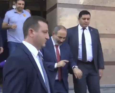 Ուշանում եմ. Նիկոլ Փաշինյանը չպատասխանեց հարցերին