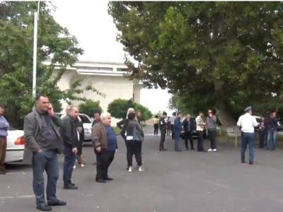 Քոչարյանի աջակիցները նստացույց են սկսել Շենգավիթի դատարանի դիմաց