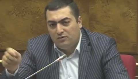 Տեխզննման կտրոնը դժվար է պոկել դիմապակուց. պատգամավորը՝ փոխոստիկանապետին