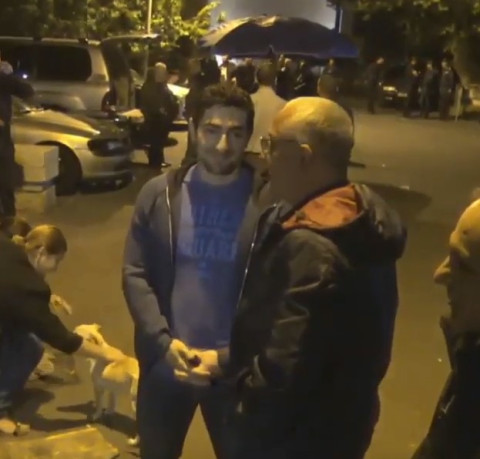 Լևոն Քոչարյանը նստացույց անողների մոտ է