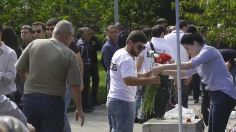 Քոչարյանի աջակիցները ծաղիկներ տարան Կոմիտասի անվան Պանթեոն
