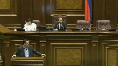 Անզուսպ ծիծաղ Աժ–ում. Արարատ Միրզոյանը չի կարողանում «հավաքել իրեն»