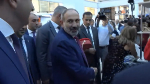 Կարմիր պայուսակ՝ Աննա Հակոբյանին. նվերը փոխանցեցին Նիկոլ Փաշինյանին