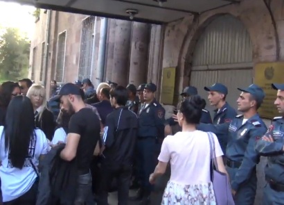 Քոչարյանի աջակիցները Շենգավիթի ոստիկանության դիմաց են