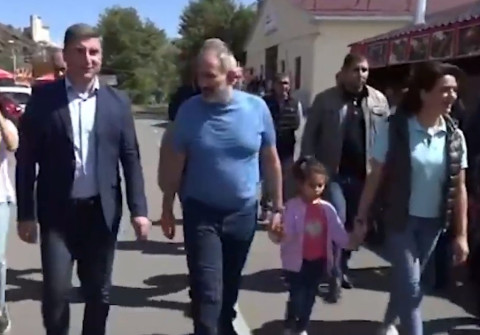 Փաշինյանը Սևանում ընտանիքի հետ մասնակցում է ձկան փառատոնին