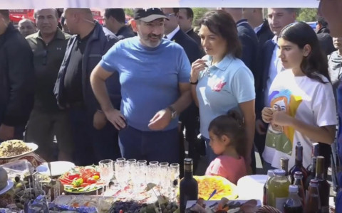 Էս տո՞րթ ա, թե՞ ձուկ ա. Փաշինյանը շրջում է ձկան փառատոնի տաղավարներով