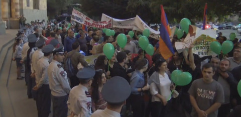 Ի պաշտպանություն Ամուլսարի երթի մասնակիցները կանգ առան Կառավարության մոտ