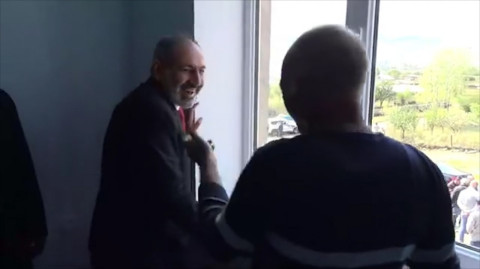«Էս կուզովն ինչի՞ չեք շպրտում». Փաշինյանը՝ լոռեցի տղամարդուն
