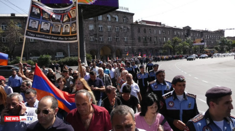 Իշխանության կողմնակիցները երթ իրականացրին դեպի Մյասնիկյանի արձան