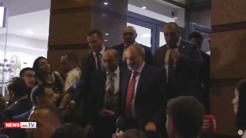 Փաշինյանը ՔՊ գրասենյակից հեռացավ՝ առանց հարցերի պատասխանելու