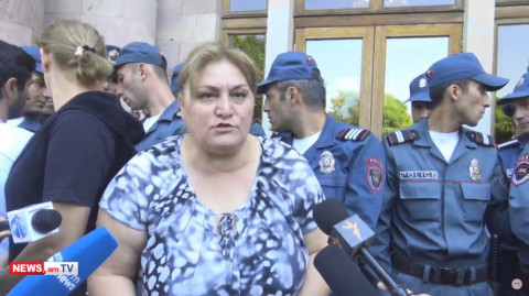 Փաշինյան, բա ասում ես՝ փող կա, չգիտեք ինչ անեք, տվեք մեզ. զոհված զինծառայողի այրի