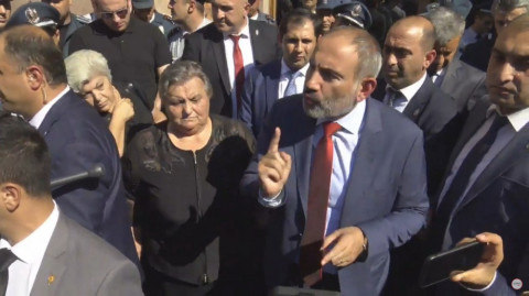 «Ամաչում եմ, որ նման հարց կա». Փաշինյանը հանդիպեց զոհվածների մայրերի ու կանանց հետ
