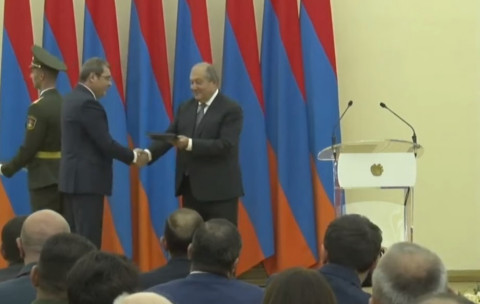 Արմեն Սարգսյանը Դավիթ Անանյանին կոչում շնորհեց