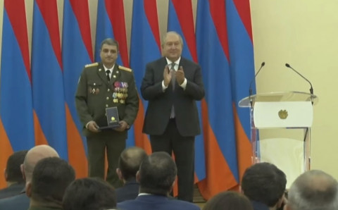 Արմեն Սարգսյանը պարգեւատրեց Արտակ Բուդաղյանին