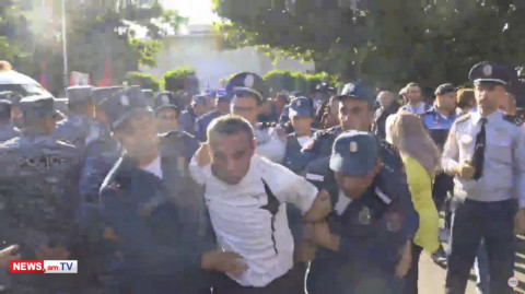 Դատարանի բակից մի քաղաքացու բերման ենթարկեցին