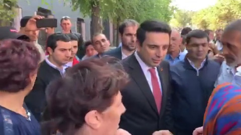 Ալեն Սիմոնյանը հանդարտեցրեց Փաշինյանին հանդիպելու եկած գյումրեցիներին
