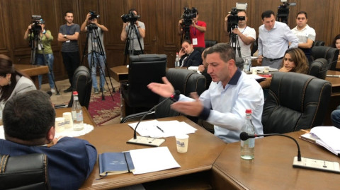 ԱԺ-ում իրավիճակը լարվեց. Գեւորգ Պետրոսյանը հունից դուրս եկավ