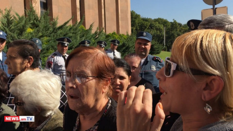 Հո չի փլվելո՞ւ գլխներիս, մեզ տուն տվեք, խաղահրապարակն ի՞նչ ենք անում. վարդաշենցիները բողոքում են