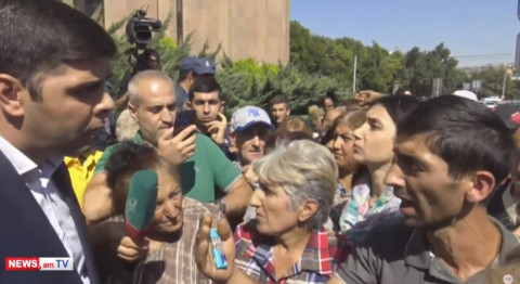 Քաղաքապետարանի ներքին «կուխնյան» կտա՞ք «Սանիթեքին». ցուցարարը՝ ավագանու անդամին