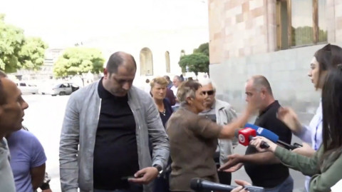 Քաղաքացուն ապտակելու համար տարեց կնոջը բերման ենթարկեցին Կառավարության մոտից