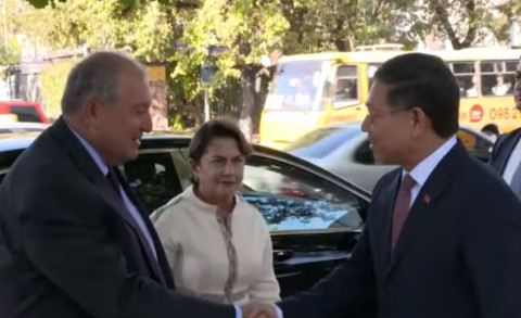 Արմեն Սարգսյանը տիկնոջ հետ այցելել է Հայաստանում Չինաստանի դեսպանատուն