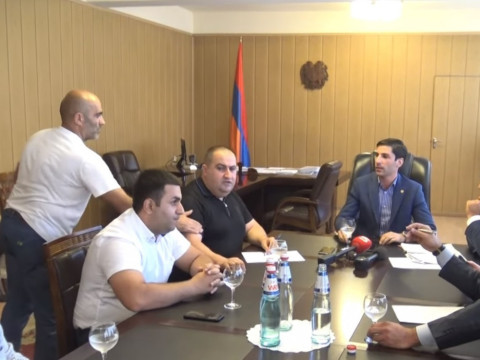 Թեժ լեզվակռիվ Նորաշենի գյուղապետի եւ Արարատի մարզպետի միջեւ