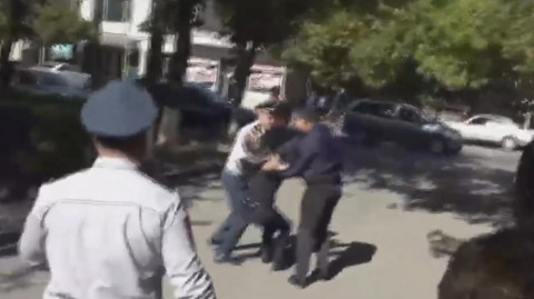 Քաշքշուկ նորաշենցիների եւ ոստիկանների միջեւ. գյուղապետի պաշտոնակատարը բերման ենթարկվեց