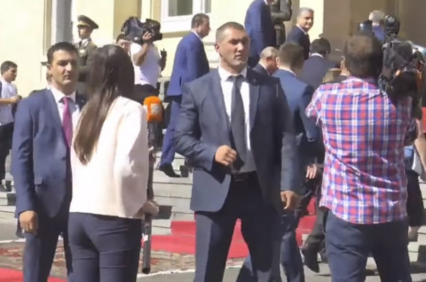 Երեւանում վրացի լրագրողը փորձում է հարց տալ Վլադիմիր Պուտինին