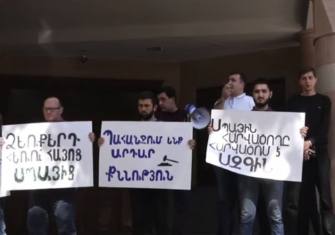Համազգեստով սպային ծեծելը խայտառակություն է. ակցիա՝ Քննչական կոմիտեի դիմաց