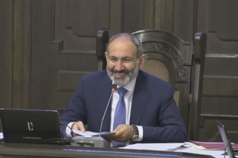 «Ժպտացեք, որովհետեւ մեզ նկարահանում են. մենք ուշադրության կենտրոնում ենք». Փաշինյան