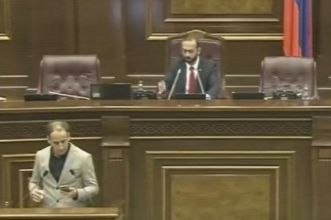 Պարոն Պետրոսյան, դադարեք ընդհատել բոլորին. Արարատ Միրզոյանը ձայնը բարձրացրեց