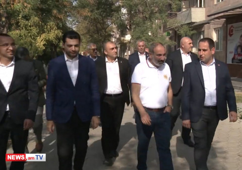 Էս տանիքը կարող ա՝ չի էլ կաթում, բայց բանի պետք չի. Փաշինյանը՝ Արմավիրի քաղաքապետին