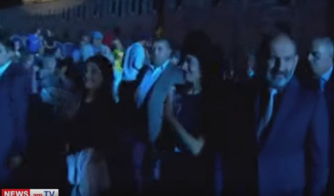Փաշինյանը տիկնոջ եւ դուստրերի հետ ժամանեց Հանրապետության հրապարակ