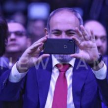 Նիկոլ Փաշինյանը «WCIT 2019»-ին եկավ Աննա Հակոբյանի եւ դստեր՝ Մարիամի հետ