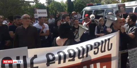 Փաշինյանը պատերազմ է հայտարարել հայ ժողովրդին. Քոչարյանի աջակիցների ակցիան դատարանի բակում