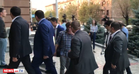 «Իմ քայլը» խմբակցությունը նիստ է հրավիրել. պատգամավորները գալիս են գրասենյակ